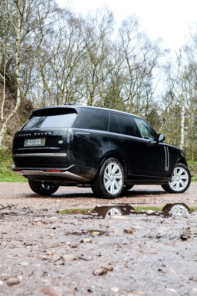 Black Range Rover chauffeur vehicle